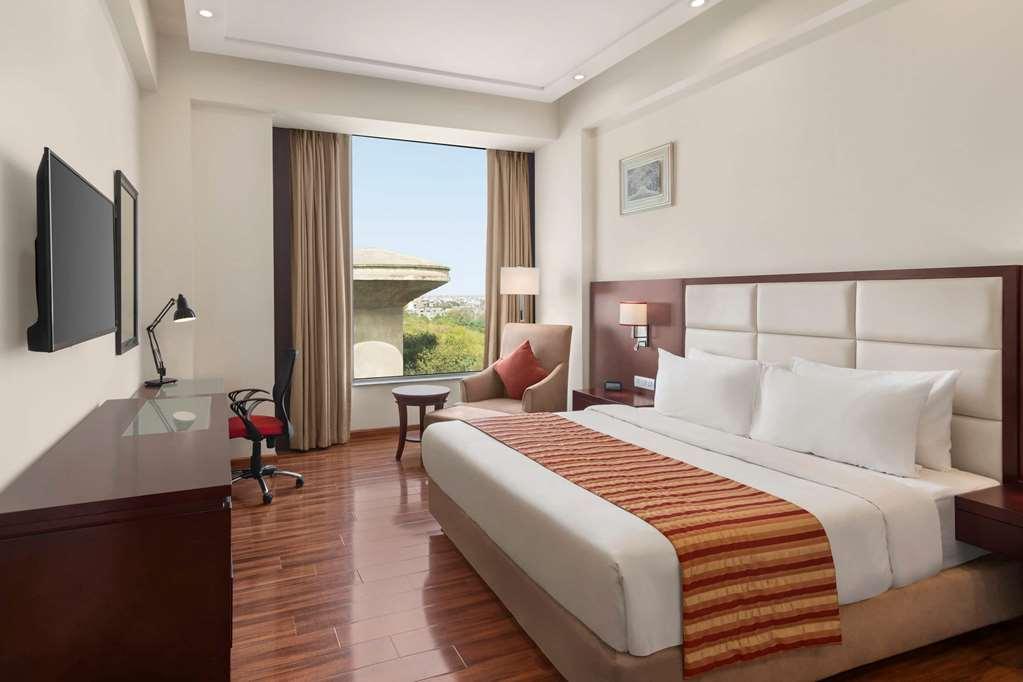 Hotel Ramada By Wyndham New Delhi Pitampura Pokój zdjęcie